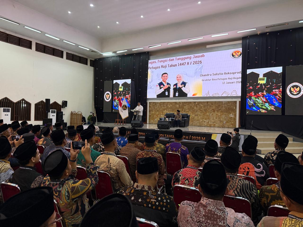 Direktur Bina Petugas Haji Reguler Kemenhaj RI, Chandra Sulistyo Reksoprojo, memberikan pembekalan kepada calon PPIH 2026 di Asrama Haji Pondok Gede, Jakarta. (Foto: Chairul Akhmad)