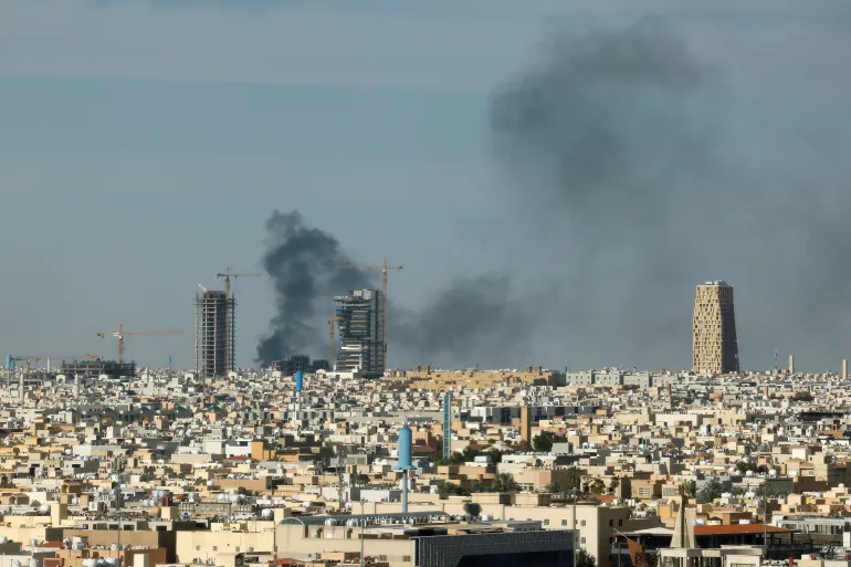 Asap mengepul di Kota Riyadh, Arab Saudi. (Foto: Aljazeera)