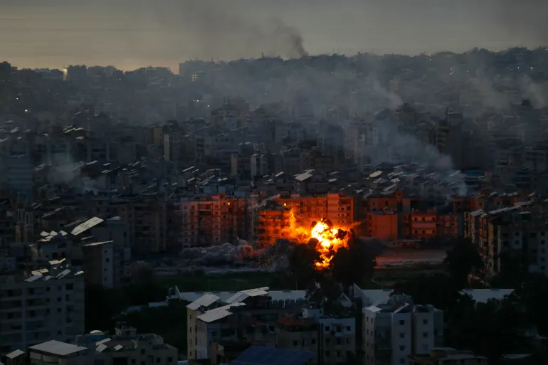 Bola api membubung dari lokasi serangan udara Israel di pinggiran selatan Beirut. (Foto: Aljazeera)